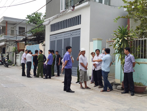 Vợ ngã quị phát hiện chồng bị bắn gục ngoài cổng