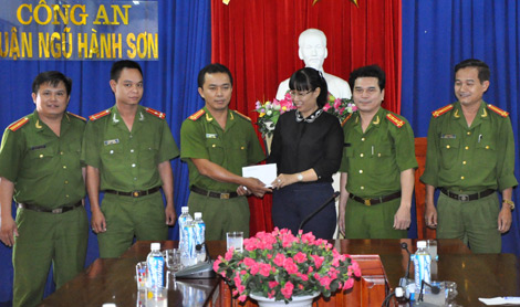 Nhân viên bảo vệ thích "kiểm tra" túi xách của phụ nữ