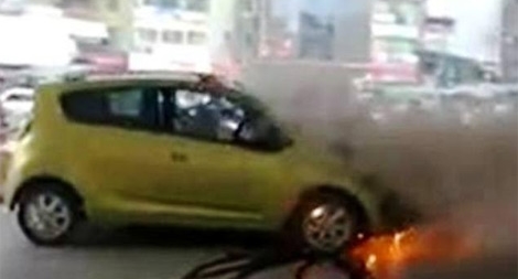 Ô tô bất ngờ bốc cháy dữ dội khi đang lưu thông trên đường Trường Chinh