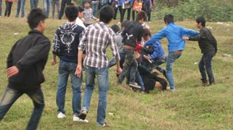 Côn đồ chặn đường đánh người tử vong