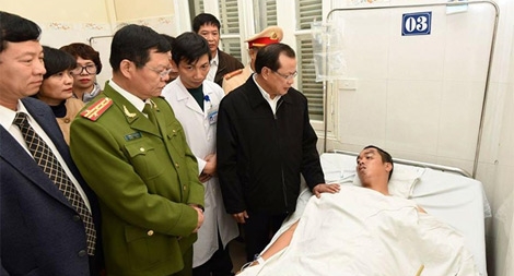 Đồng chí Phạm Quang Nghị thăm cán bộ CSGT  bị thương khi làm nhiệm vụ 