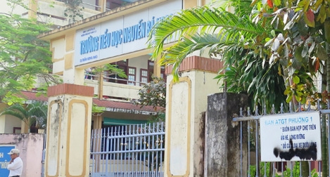 Kinh hãi kim tiêm vứt đầy trường học 