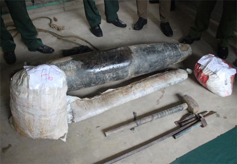 "Ôm" 80 kg thuốc bom đi giao bán