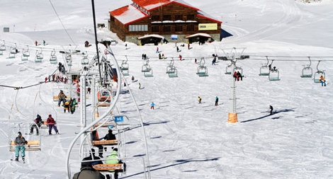 Cảnh sát trượt tuyết giám sát các cặp tình nhân