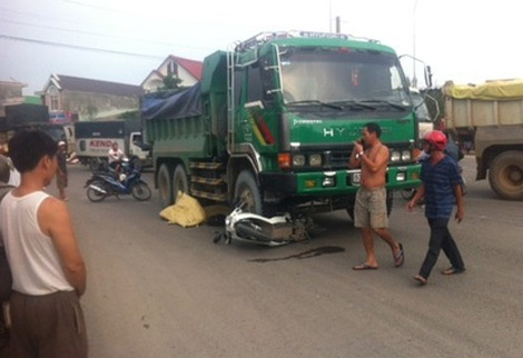 Xe tải đâm hai xe máy, bốn nữ sinh thương vong