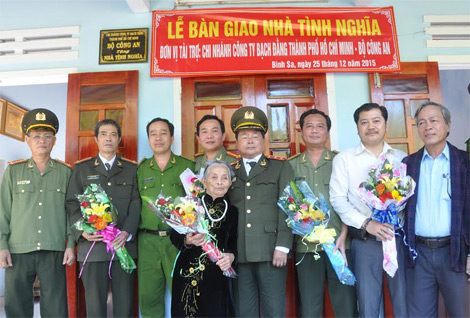 Trao tặng 2 nhà tình nghĩa tại Quảng Nam 