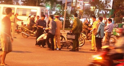 Bé gái 2 tuổi chết thương tâm sau cú va chạm với xe tải 