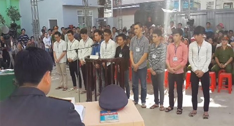 Đưa ra xét xử 10 kẻ xông vào Ủy ban phường chém người 