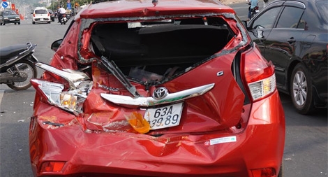 Xe cứu hộ vượt ẩu đâm nát đuôi xe ô tô chờ đèn đỏ 