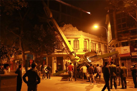 Hà Nội: Nửa đêm hoảng hốt thấy nhiều khối bê tông đổ ập xuống mái nhà 