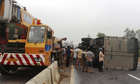 Xe tải “chổng vó” trên Quốc lộ 1 