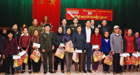 Trao quà Tết, gieo lòng nhân ái 