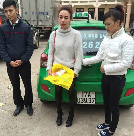 Kiều nữ thủ sẵn 5 dao phay đi vận chuyển ma túy