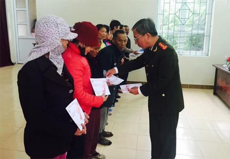 Trao 240 suất quà Tết tặng người nghèo tỉnh Hải Dương, Quảng Ninh 