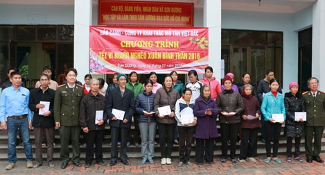 Mang quà Tết đến với đồng bào nghèo Đông Bắc 