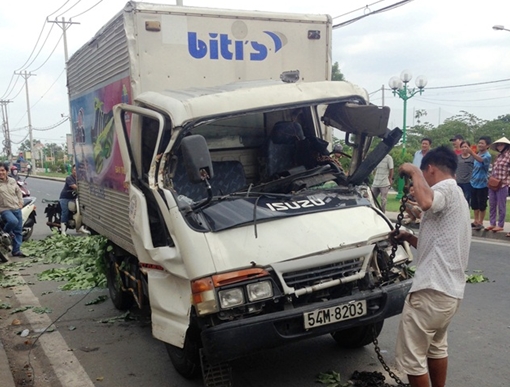 Xe tải lao vào quán phở, tài xế mắc kẹt trong cabin