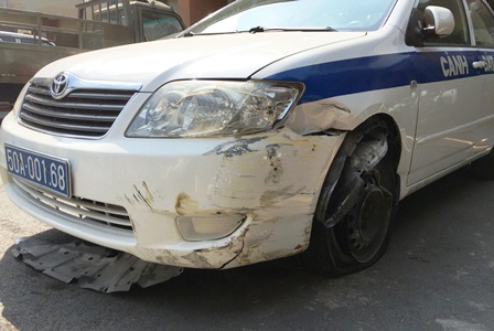 Trộm xe ô tô công vụ bỏ trốn lao vào trạm thu phí