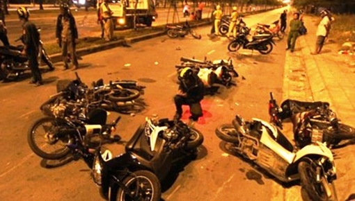 Hàng trăm “quái xế” quậy trên đại lộ Võ Văn Kiệt