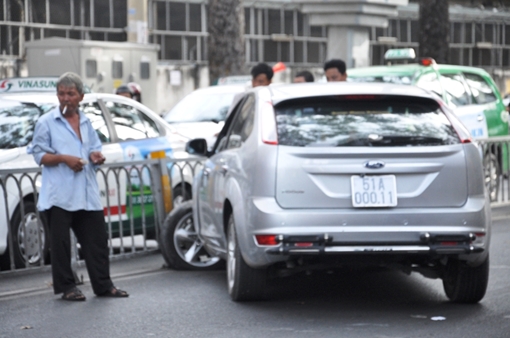 Né xe máy, xe ô tô tông dải phân cách rơi bánh