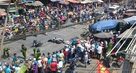 Bàng hoàng với hình ảnh hiện trường vụ xe ben lao thẳng vào chợ