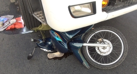 Cô giáo trên đường về nhà bị xe tải cuốn vào gầm