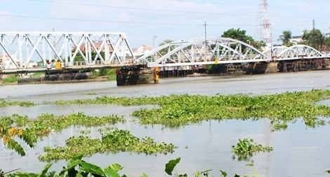Đang đi lễ chùa, nam thanh niên nhảy cầu tự tử