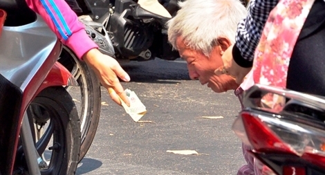 Phát hoảng với người đàn ông chặn đầu xe tải quỳ lạy xin tiền