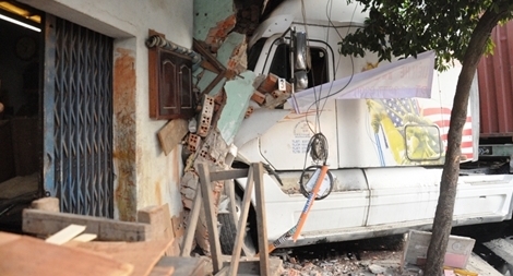 "Hung thần" xa lộ gây tai nạn rồi lao thẳng vào nhà dân giữa đêm