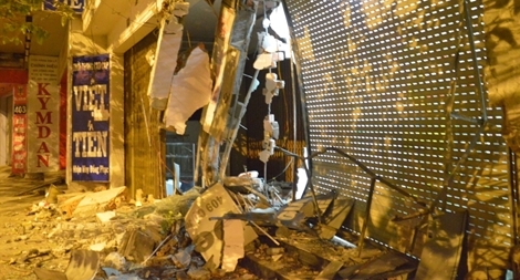 Xe ben tông xe máy rồi lao vào hai nhà dân