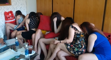 4 cặp nam nữ mua bán dâm trong tiệm gội đầu, hớt tóc, trá hình