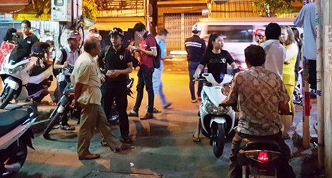 Nổ súng, ném lưu đạn gây náo loạn khu phố