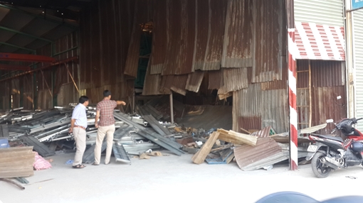 Sập gác chứa mâm giàn giáo, 2 công nhân tử vong