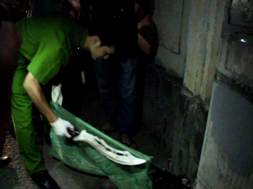 Cầm dao tự chế chém nhau như phim chưởng làm cả khu phố náo loạn