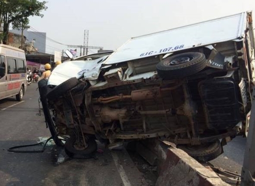 4 người kêu cứu trên chiếc xe tải vắt ngang dải phân cách