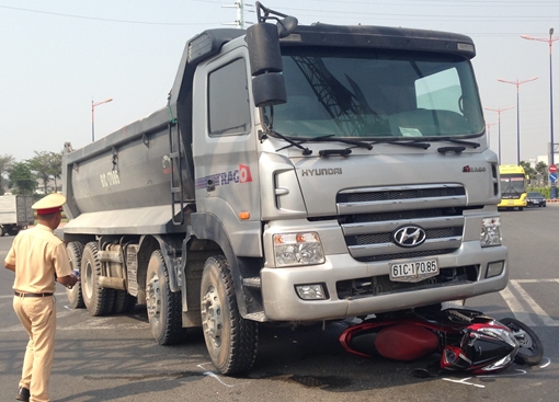 Hai cô gái thoát chết ngoạn mục sau khi bị xe ben cuốn vào gầm