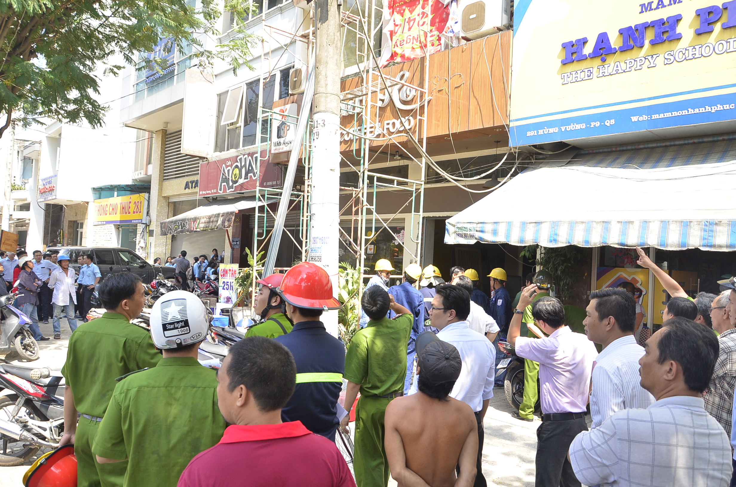 Lắp giàn giáo bị điện giật, một công nhân nguy kịch