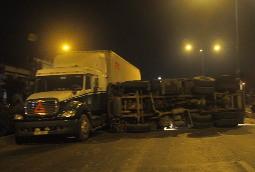 Tông đuôi xe đầu kéo, xe ben lật chắn ngang đường