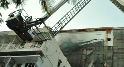 Dùng xe thang chữa cháy nhà hàng tiệc cưới đang xây dựng