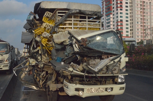 Tài xế phụ xe kêu cứu trong  cabin bẹp dúm