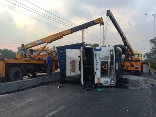 Tài xế ngủ gật, xe đầu kéo lật chắn ngang quốc lộ