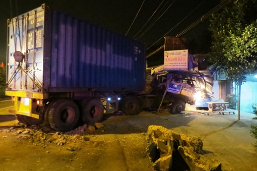 "Hung thần" tông dải phân cách rồi lao vào nhà dân