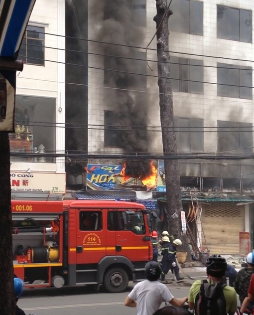 Cháy tiệm sơn xe lan sang 3 cửa hàng