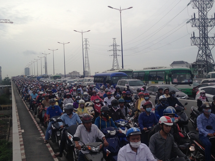 Tai nạn chết người trên cầu Sài Gòn khiến giao thông ùn tắc nghiêm trọng