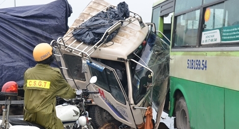 Tông xe buýt, cabin xe tải biến dạng 