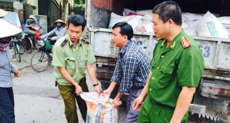 Kiểm tra xe quá tải, lộ diện 5,4 tấn mỡ động vật bẩn