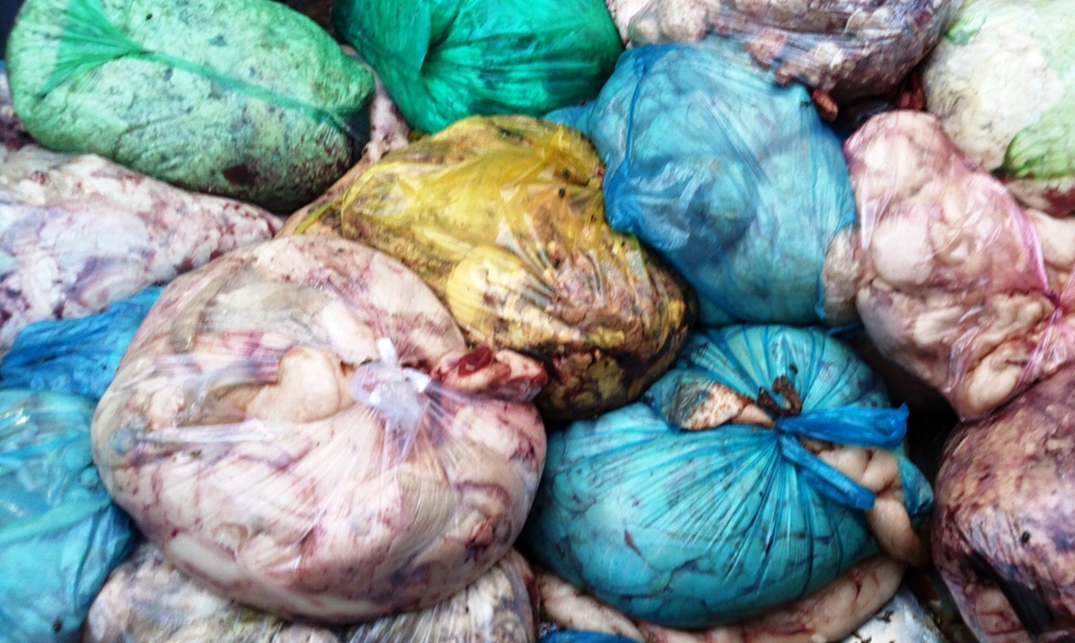 Gần nửa tấn mỡ bẩn trên đường đi tiêu thụ