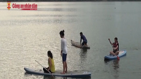 Môn thể thao lướt ván đứng thu hút giới trẻ Hà thành 