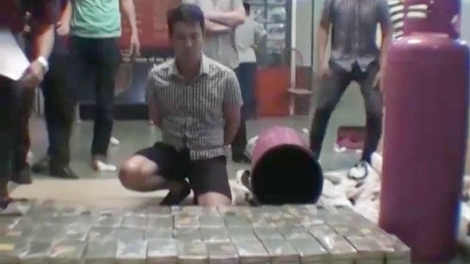 Cận cảnh 490 bánh heroin được xếp ngay ngắn trong bình gas