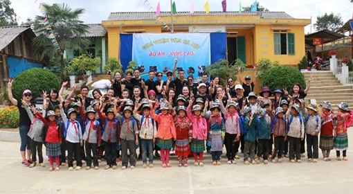 Trao yêu thương tới các em nhỏ Lùng Cải