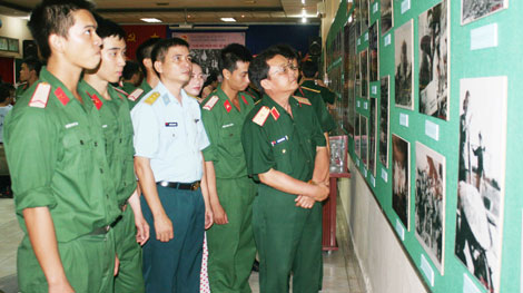 Triển lãm ‘Sáng mãi phẩm chất bộ đội Cụ Hồ’
